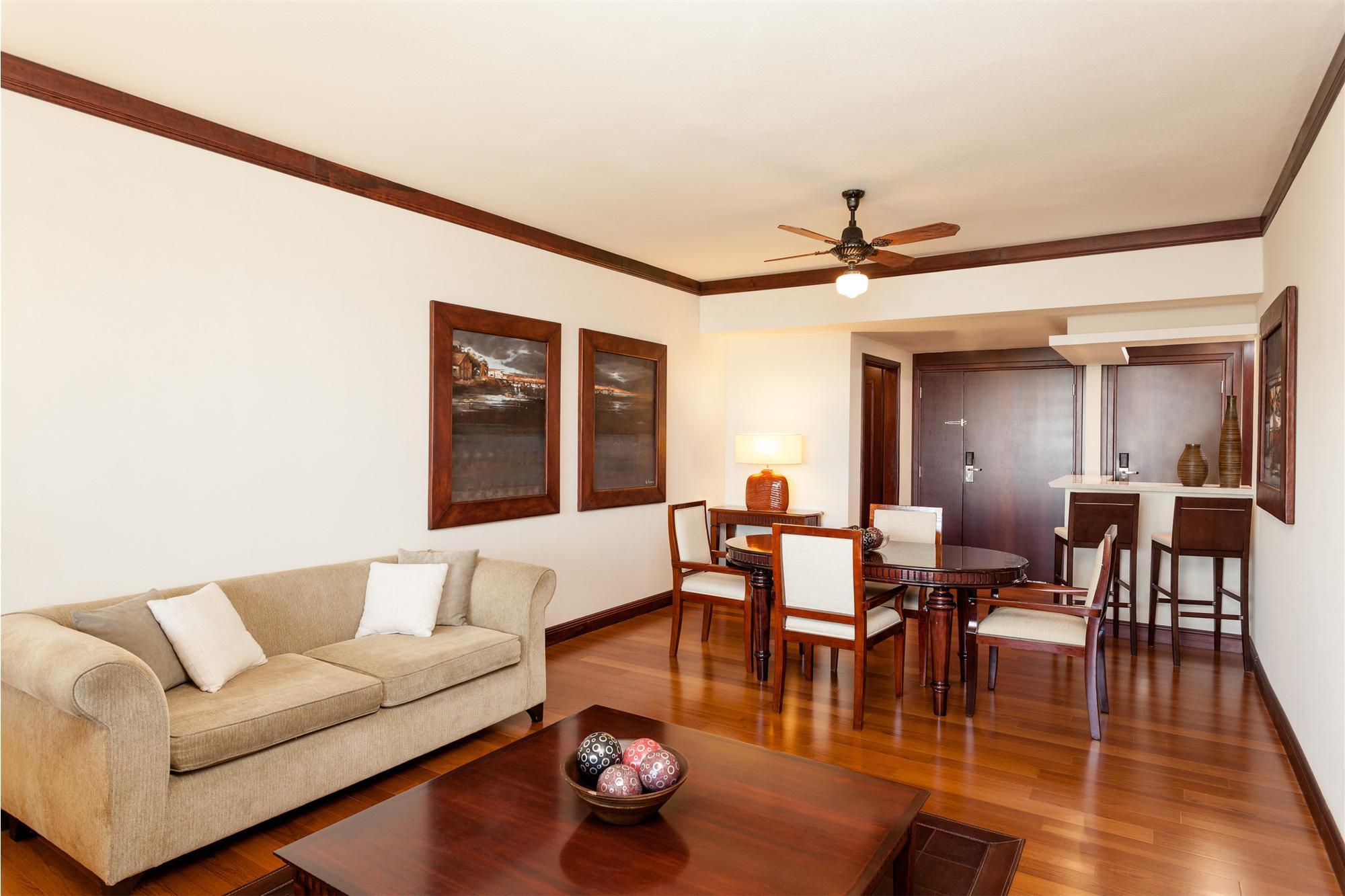 Sheraton Colonia Golf & Spa Resort Colonia del Sacramento Eksteriør bilde A living room with a ceiling fan