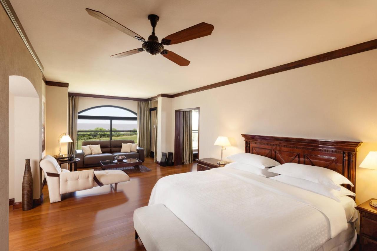 Sheraton Colonia Golf & Spa Resort Colonia del Sacramento Eksteriør bilde A guest room at the Four Seasons Hotel