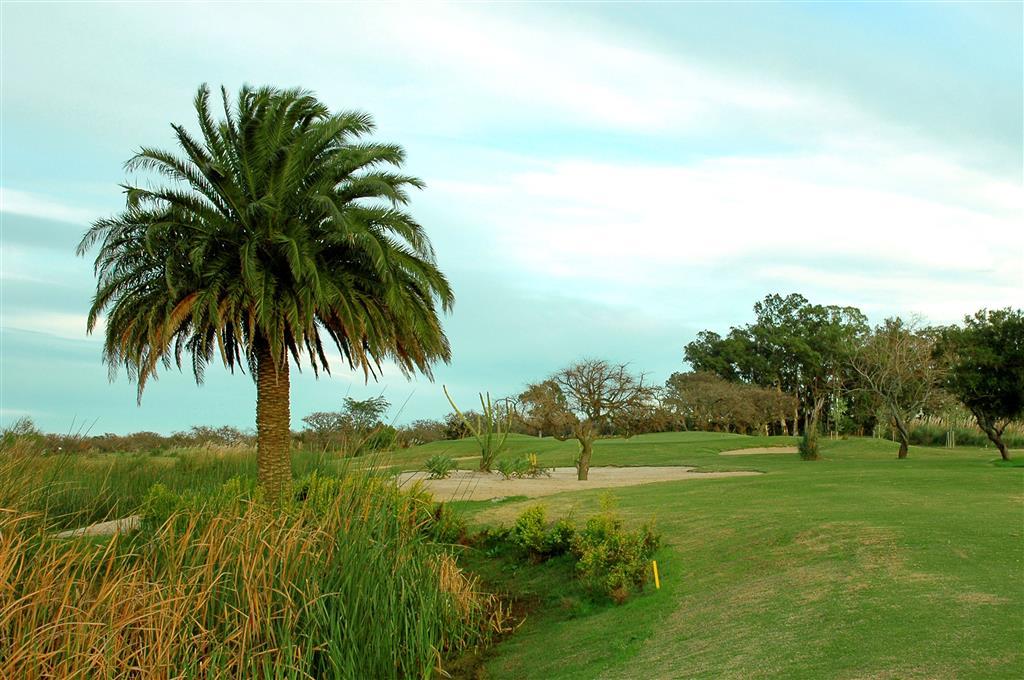 Sheraton Colonia Golf & Spa Resort Colonia del Sacramento Eksteriør bilde Golf course at Lake Marion