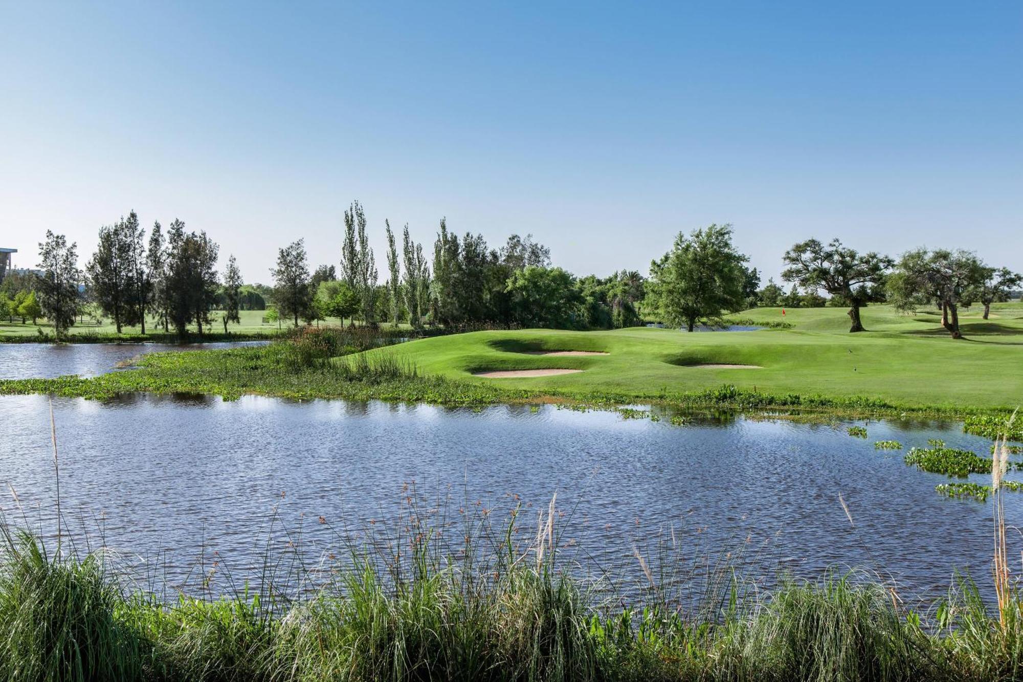 Sheraton Colonia Golf & Spa Resort Colonia del Sacramento Eksteriør bilde Golf course in the city