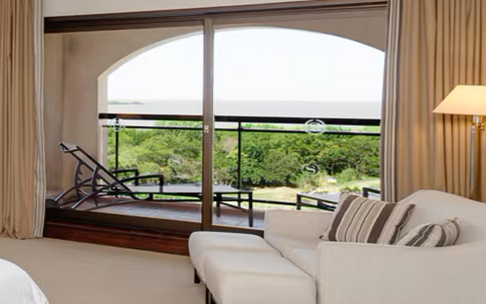 Sheraton Colonia Golf & Spa Resort Colonia del Sacramento Eksteriør bilde A window with a roller blind