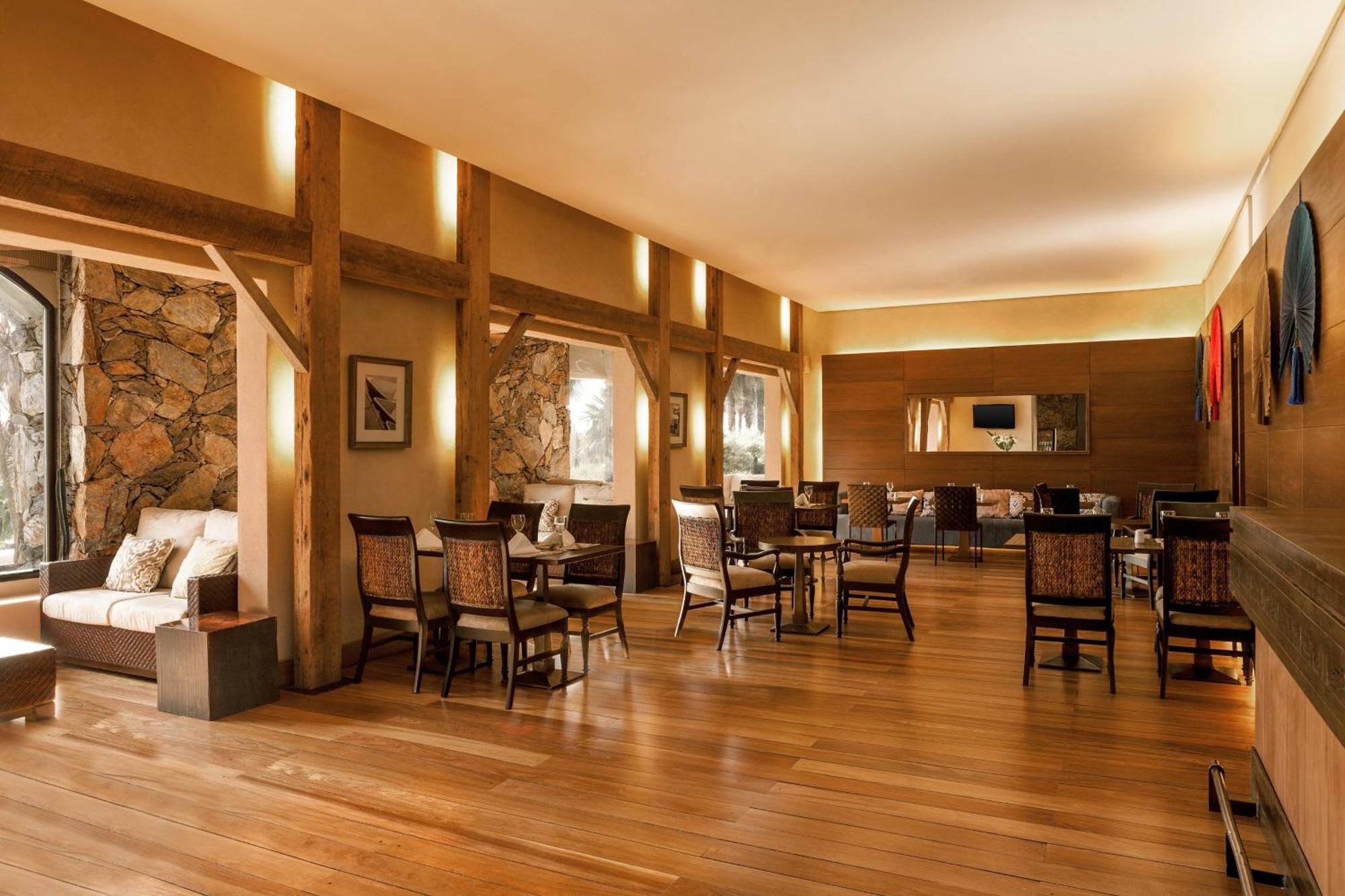 Sheraton Colonia Golf & Spa Resort Colonia del Sacramento Eksteriør bilde The restaurant at the hotel