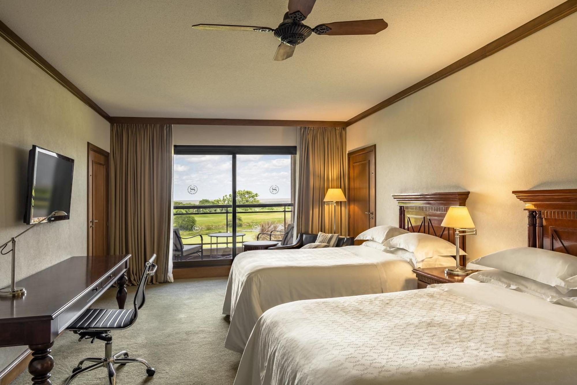 Sheraton Colonia Golf & Spa Resort Colonia del Sacramento Eksteriør bilde A guest room at the Hilton San Diego Bayfront