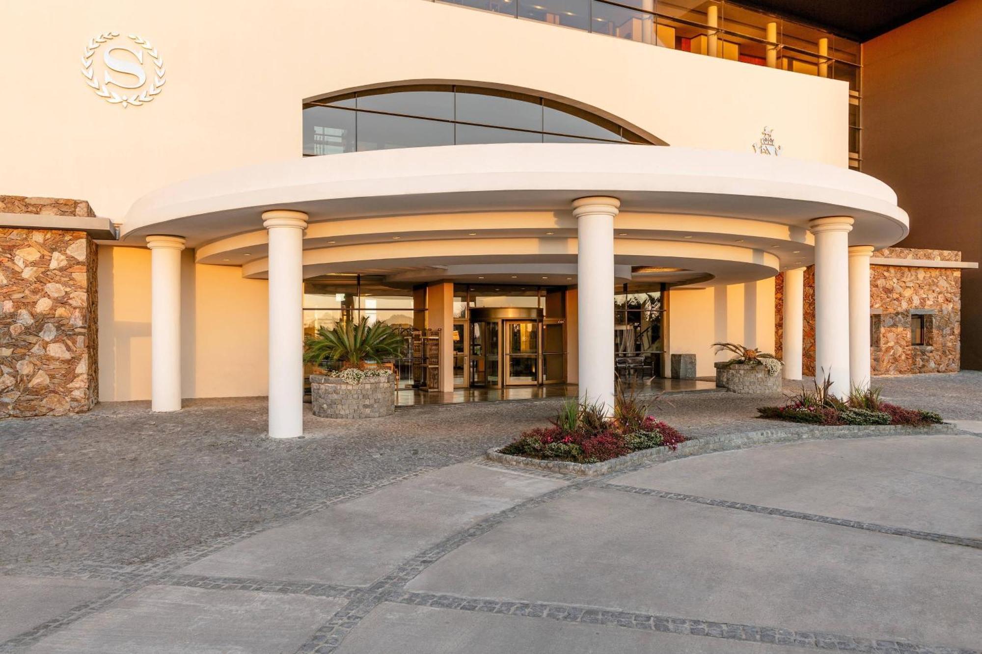 Sheraton Colonia Golf & Spa Resort Colonia del Sacramento Eksteriør bilde Entrance of the hotel