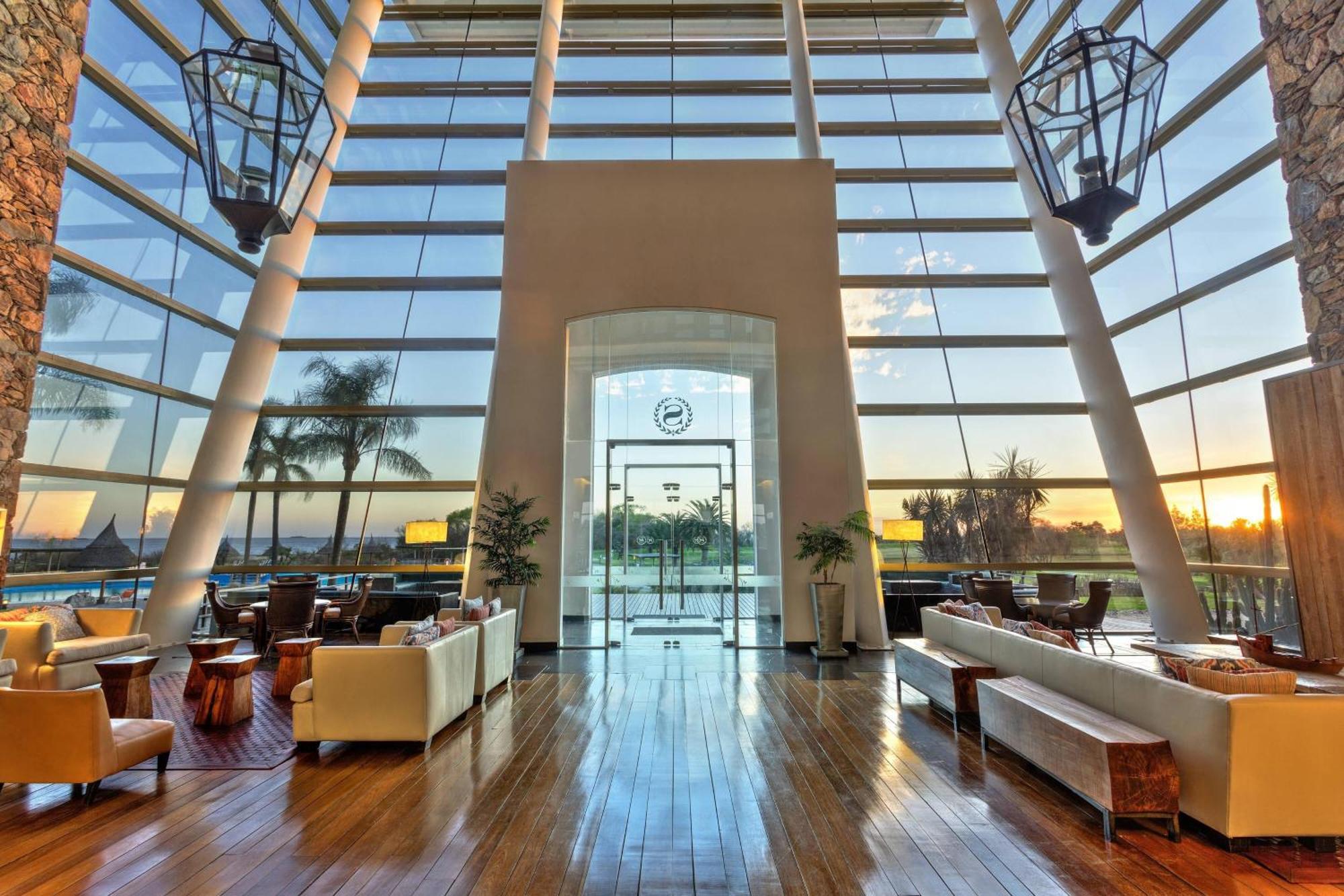 Sheraton Colonia Golf & Spa Resort Colonia del Sacramento Eksteriør bilde The interior of the airport's VIP lounge